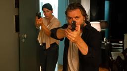 Graciana (Eva Meckbach) und Carlos (Daniel Christensen) versuchen Rhona zu befreien.