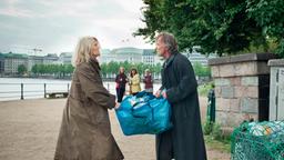 Hanna Berger (Christiane Hörbiger) will sich von einem anderen obdachlosen Flaschensammler (Jurij Schrader) nicht beklauen lassen.