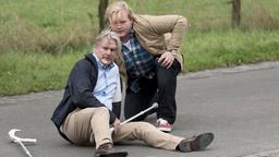 Hannes Limburg (Max Herbrechter) hatte einen Unfall. Sein Sohn Finn (Sebastian Griegel) versucht ihm zu helfen.