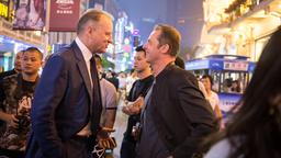 Hector (Simon Pegg) lernt den Investmentbanker Edward (Stellan Skarsgård, li.) kennen.