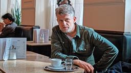 Im Café Zither: Niko (Andreas Guenther) beobachtet den Geschäftsführer Nusser.