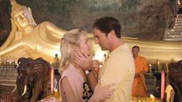 In einem buddhistischen Tempel finden Ariane Thermölen (Saskia Valencia) und ihr Mann Jan (Helmut Zierl) wieder zueinander.