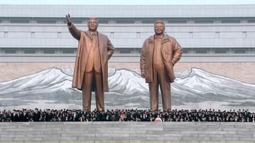 Bildquelle: MDR/ Saxonia Entertainment GmbH Die großen Führer überragen alles und Jeden. Die Stauen von Kim Il-sung und Kim Jong-il in Pjöngjang.