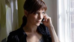 Irene Huss (Angela Kovacs) telefoniert mit ihrem Mann.