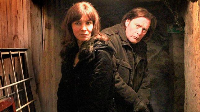 Bild: ARD Degeto/Illusion Film/A. Aristarhova Irene Huss (Angela Kovács) und ihr Kollege Jonny Blom (Dag Malmberg) stürmen den Folterkeller.
