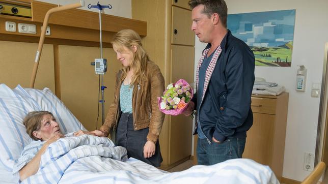 Bild: ARD Degeto/Erika Hauri Jackie (Paula Kalenberg) und Martin (Florian Panzer) besuchen „Omma“ (Barbara Nüsse) im Krankenhaus.