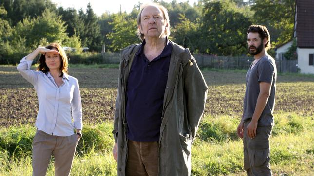 Bild: ARD Degeto/Johannes Krieg Jana (Inka Friedrich) und Opa Charly (Ulrich Pleitgen) begutachten das zum Verkauf stehende Anwesen des Wissenschaftlers Thomas (Tobias Oertel, re.).