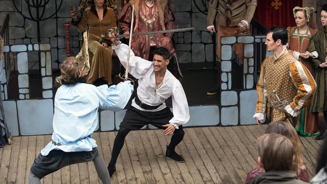 Bild: ARD Jared (Pana Hema Taylor, Mitte) spielt eine Hauptrolle in der Shakespeare-Inszenierung. Theaterleiter Ralph (Peter Hambleton, Mitte hinten) und Ex-Freundin Paula (Miranda Harcourt) als Königspaar auf dem Thron.