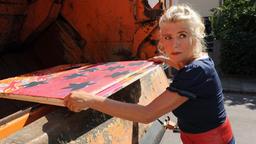 Jetzt reicht’s ihr: Fanny (Jutta Speidel) greift ein und holt ein Gemälde wieder aus dem Müllwagen.
