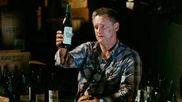 Jim Barrett (Bill Pullman) beschaut seinen Wein.