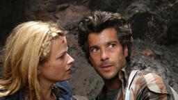 Johanna (Mira Bartuschek) vertraut darauf, dass der Bergsteiger Ferdinand (Xaver Hutter) sie sicher ins Tal zurückbringen wird.