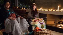 Kate (Hilary Swank, re.) und ihre ebenfalls an ALS leidende Freundin Marylin (Loretta Devine) machen sich mit Becs Hilfe einen schönen, gemütlichen Abend.