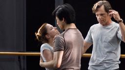 Maos letzter Tänzer: Li (Chi Cao) verliebt sich in die amerikanische Tänzerin Mary (Camilla Vergotis). Der Tanzlehrer Ben Stevenson (Bruce Greenwood) trainiert sie.