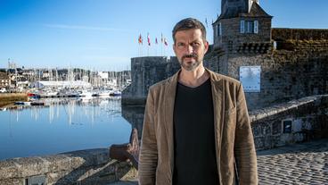 Im achten Krimi der beliebten Fernseh- und Romanreihe muss Kommissar Dupin alias Pasquale Aleardi den Tod eines angesehenen Geschäftsmanns aufklären. Dupins Ermittlungen führen ihn in die Vergangenheit der bretonischen Hafenstadt.