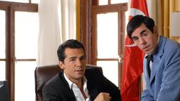 Kommissar Mehmet Özakin (Erol Sander, li.) und sein Assistent Mustafa (Oscar Ortega Sánchez) rätseln in einem verzwickten Fall.
