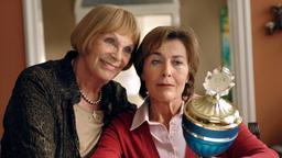 Lehrerin Petra Winter (Thekla Carola Wied, re.) lebt nach ihrer Scheidung wieder unter einem Dach mit ihrer Mutter Elisabeth (Eva Pflug), die ihre Fußball begeisterte Tochter mit einem Pokal überrascht.