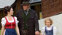SCHATTEN DER ERINNERUNG: Lena (Julia Stemberger) geht zusammen mit ihrem Vater Gottfried (Michael Mendl) und ihrer Tochter Theres (Emily Matschnig) auf ein Dorffest.