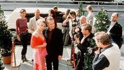 Linda Lano (Jennifer Nitsch, Mitte li.) hofft auf einen beruflichen und privaten Neuanfang an der Seite des Star-Regisseurs Jo Bent (Dieter Mattes, Mitte re.).