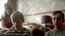 Linda Yates (Anna Andresen) Söhne Sam (Louie Mynett, Mitte) und Neil (Dylan Mynett) haben im Wald eine Leiche gefunden.