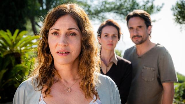 Bild: ARD Degeto/Florian Froschmayer Livia (Ulrike C. Tscharre, li.) und Martin (Oliver Mommsen, re.) werden von Amira (Melika Foroutan, Mitte) überrascht.
