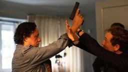 Lost (Jan Krauter, re.) kämpft mit Entführer Pepe (Paulo Pinto) um die Waffe.