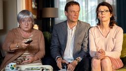 Luise Jansen (Iris Berben), Frans Winther (Edgar Selge) und Luises Mutter Doris (Carmen-Maja Antoni, li.) in trauter Sofaidylle.