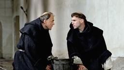 Luther (Joseph Fiennes, re.) wird von seinem väterlichen Freund und Mentor Johan von Staupitz (Bruno Ganz) vor dem Zorn des Papstes gewarnt.
