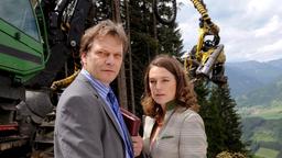 SCHATTEN DER ERINNERUNG: Magda (Elke Winkens) mit Anwalt Dr. Sturminger (Alexander Strobele) in den Bergen.