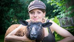 DREI VÄTER SIND BESSER ALS KEINER: Maike (Julia Hartmann), früher im Dorf das "Schwarze Schaf“, rettet Maggie vor dem Schlachthof.