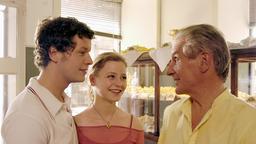 Marco (Mirko Lang, li.) stellt seinem Vater Giovanni Galvani (Renzo Martini) seine große Liebe Sara (Theresa Scholze) vor.