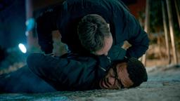 MARCO TIETZE (Robin Sondermann) drückt FELIX SYLLA (Chieloka Jairus) während der Krawallnacht zu Boden und droht ihm.