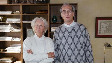 Bild: ARD Degeto/Frederic Batier Margot Honecker (Johanna Gastdorf) wacht eisern darüber, dass kein Fotograf kompromittierende Bilder von ihrem Mann Erich Honeckers (Martin Brambach) machen kann.