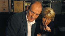 Marie (Christiane Hörbiger) möchte mit Gerd (Michael Mendl) in der Hotelküche heimlich eine Mehlspeise zubereiten.