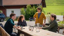 Marie (Catherine Bode, 2. v. re.) spricht mit Georg (Thomas Unger, re.), Mila (Nadja Sabersky, 2. v. li.) und Florian (Matthi Faust, li.) über die Zukunft der Alpe.