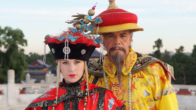 Bild: ARD Degeto/Oliver Roth Markus Winter (Christian Kohlund) und seine Tochter Leonie (Miriam Morgenstern) in historischen Gewändern.