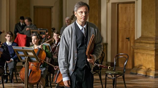 Bild: NDR/Gebrüder Beetz Filmproduktion Lüneburg GmbH/Andrej Vasilenko Matthias Bundschuh als Dirigent Karl Eliasberg