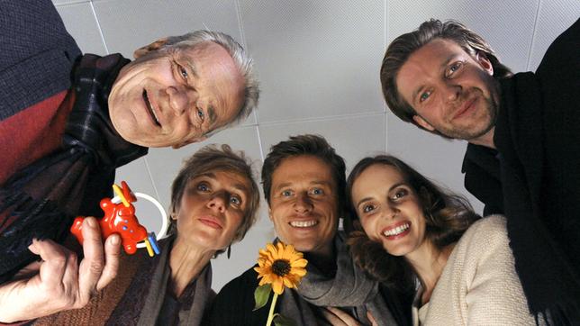 Bild: ARD Degeto/Elke Werner Jenny (Marie Zielcke, 2. v.re.), Erik (Roman Knizka, Mitte), Tobias (Hubertus Grimm, re.), Jutta (Anna Stieblich, 2. v. li.) und Roman (Jürgen Heinrich, li.) bewundern Jennys Baby.