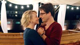 Michael (Oliver Mommsen) hat seine Frau Renate (Floriane Daniel) zum Hochzeitstag überrascht.
