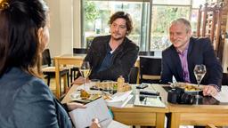 DAS BESTE STÜCK VOM BRATEN: Michi (Fritz Karl) und Giovanni (Filip Peters) geben einer Journalistin (Katja Liebeing) anlässlich der Eröffnung ihres neuen Restaurants ein Interview.