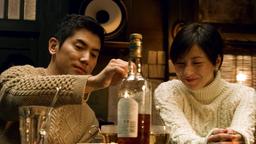 Mika (Ryoko Hirosue) ahnt noch nicht, warum ihr Mann Daigo (Masahiro Motoki) plötzlich so viel Geld verdient