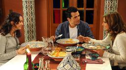 Mira (Lena Beyerling, li.), Armine (Erol Sander) und Saskia (Christina Plate) genießen ein marokkanisches Abendessen.