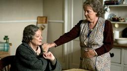 Mrs. Oldknow (Maggie Smith, li.) und ihre Haushälterin Mrs. Tweedie (Pauline Collins) sorgen sich um die Zukunft ihres Zuhauses.