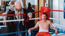 Nach dem Kampf: Der Boxer Kenny (Ian Mune, Mitte) lehnt in den Seilen.