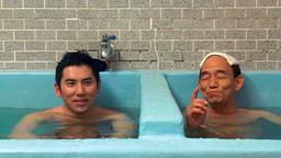 Nach dem Leichenwaschen genießt Daigo (Masahiro Motoki, links) ein Bad mit dem alten Shokichi (Takashi Sasano), der im Krematorium arbeitet.