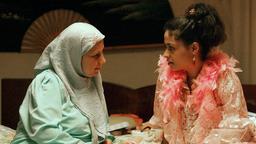 Nasrines (Yasmine Al Masri, re.) muss ihrer Mutter ein Geheimnis beichten.