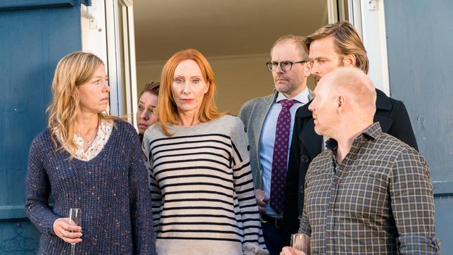 Bild: BR/ die film gmbh/ ORF/Marc Reimann Die Familie stellt geschockt fest, dass das Bild gestohlen wurde. Von links: Felicitas (Jule Böwe), Carmen (Karolina Lodyga), Mareike (Andrea Sawatzki), Brokopp (Thomas Limpinsel), Frank (Andreas Pietschmann) und Dietrich (Simon Schwarz).