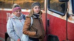Nina (Julia Schäfle, re.) und Sieglinde (Ramona Kunze-Libnow) lernen sich bei einem Tagesausflug kennen.