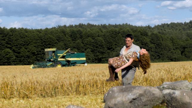 Bewusstlos nach dem Kampf: Arthur Kring (Stefan Weinert) trägt seine Tochter Maggie (Alix Heyblom) nach Hause.