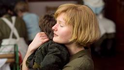 Die junge Philomena (Sophie Kennedy Clark) liebt ihren kleinen Sohn.