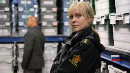 Polizistin Thea Koren (Ingrid Bolsø Berdal) sucht mit Max Grosz nach Spuren im Svalbard-Saatguttresor.